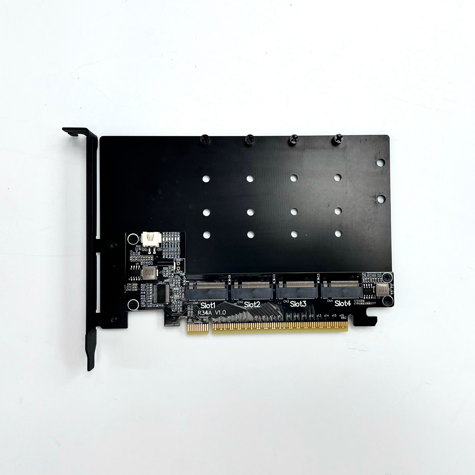 R34A PCIe 5.0 x16 naar 4-poort - Quad M.2 Nvme Pcie Bifurcation Card recensie en prijs
