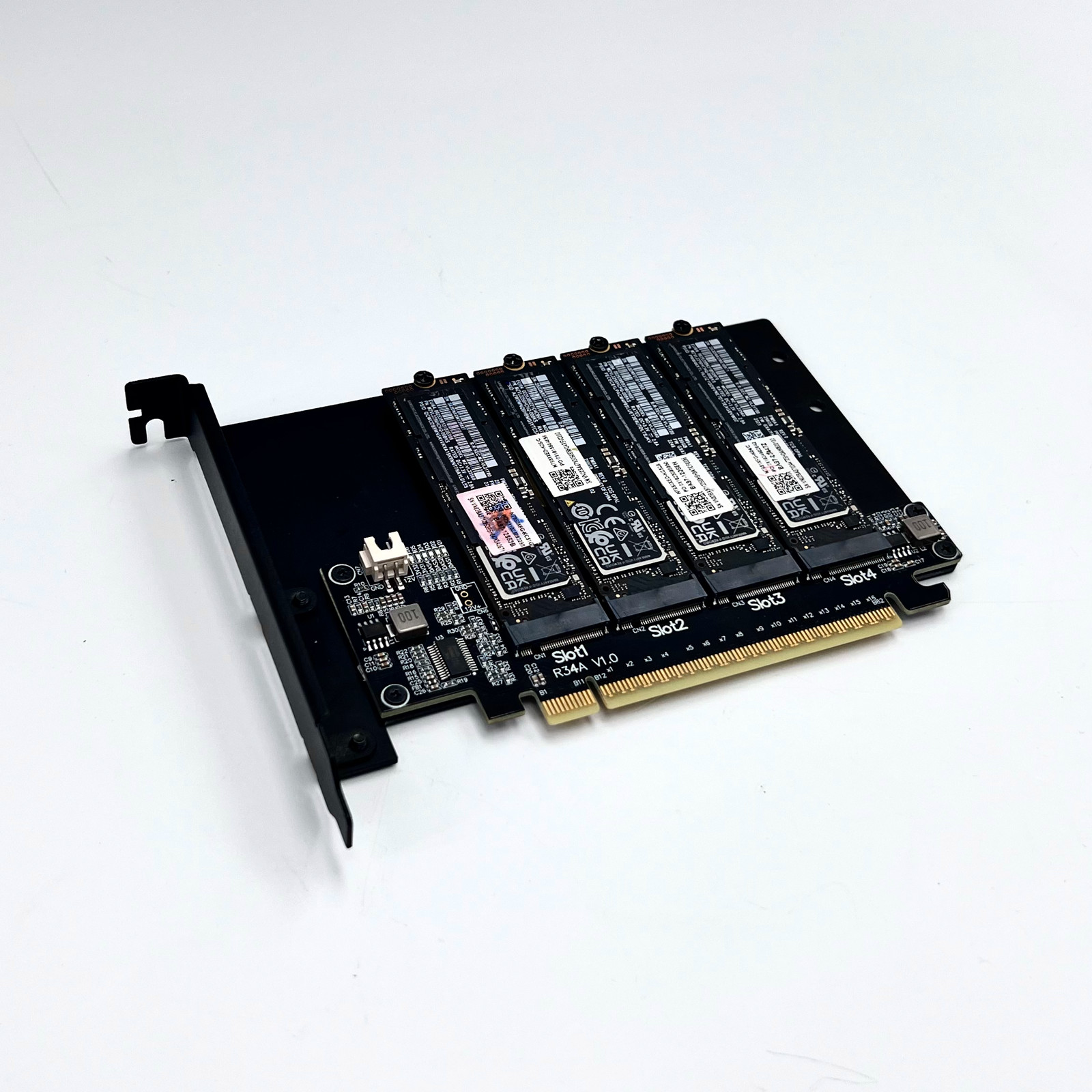 R34A PCIe 5.0 x16 naar 4-poort - Quad M.2 Nvme Pcie Bifurcation Card recensie en prijs